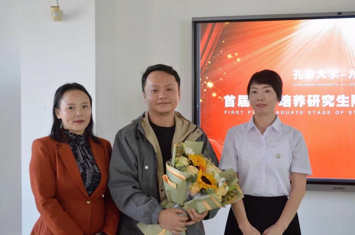 孔敬大学代表给Ky开元集团国际交流处石主任献花